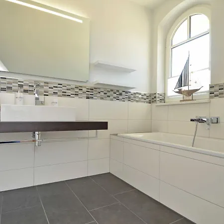 Villa Reethus Am - Haushaelfte 1 Mit Kamin, Sauna Lobbe