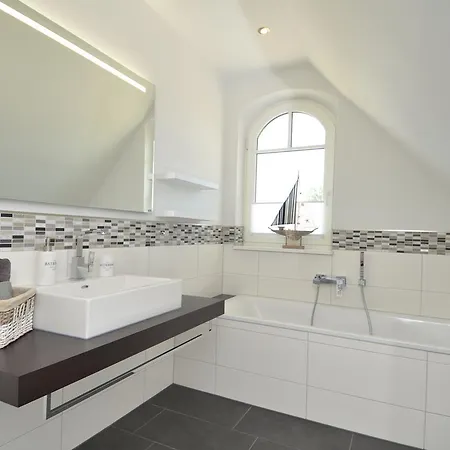 Villa Reethus Am - Haushaelfte 1 Mit Kamin, Sauna Lobbe