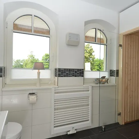 Reethus Am - Haushaelfte 1 Mit Kamin, Sauna 펜션